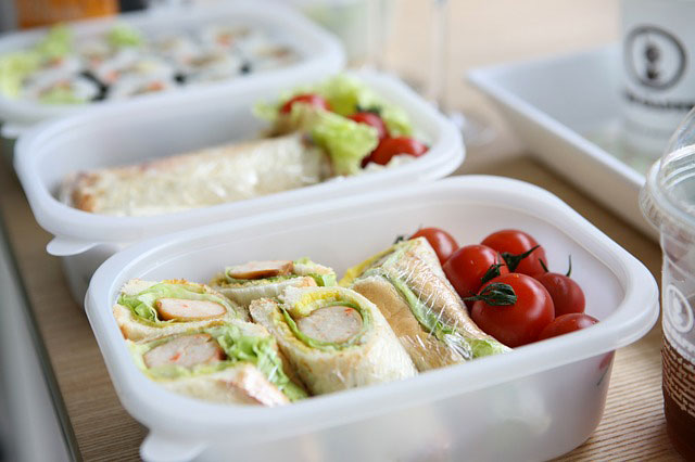 Lunch box con verdure e pomodori